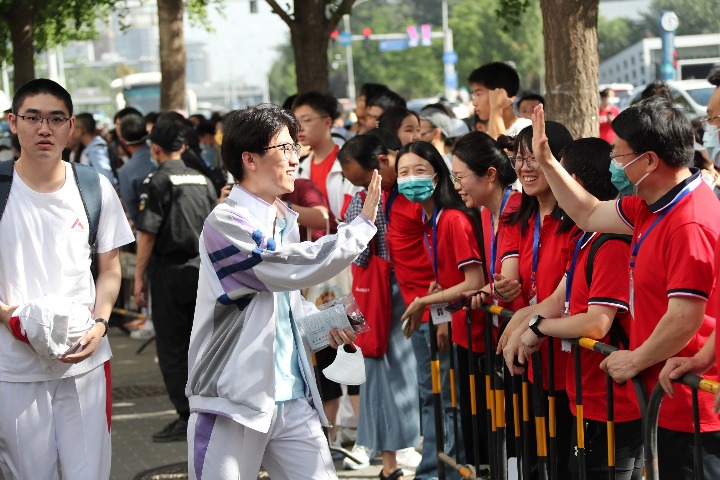 Love, encouragement abounds on first day of <em>gaokao</em>