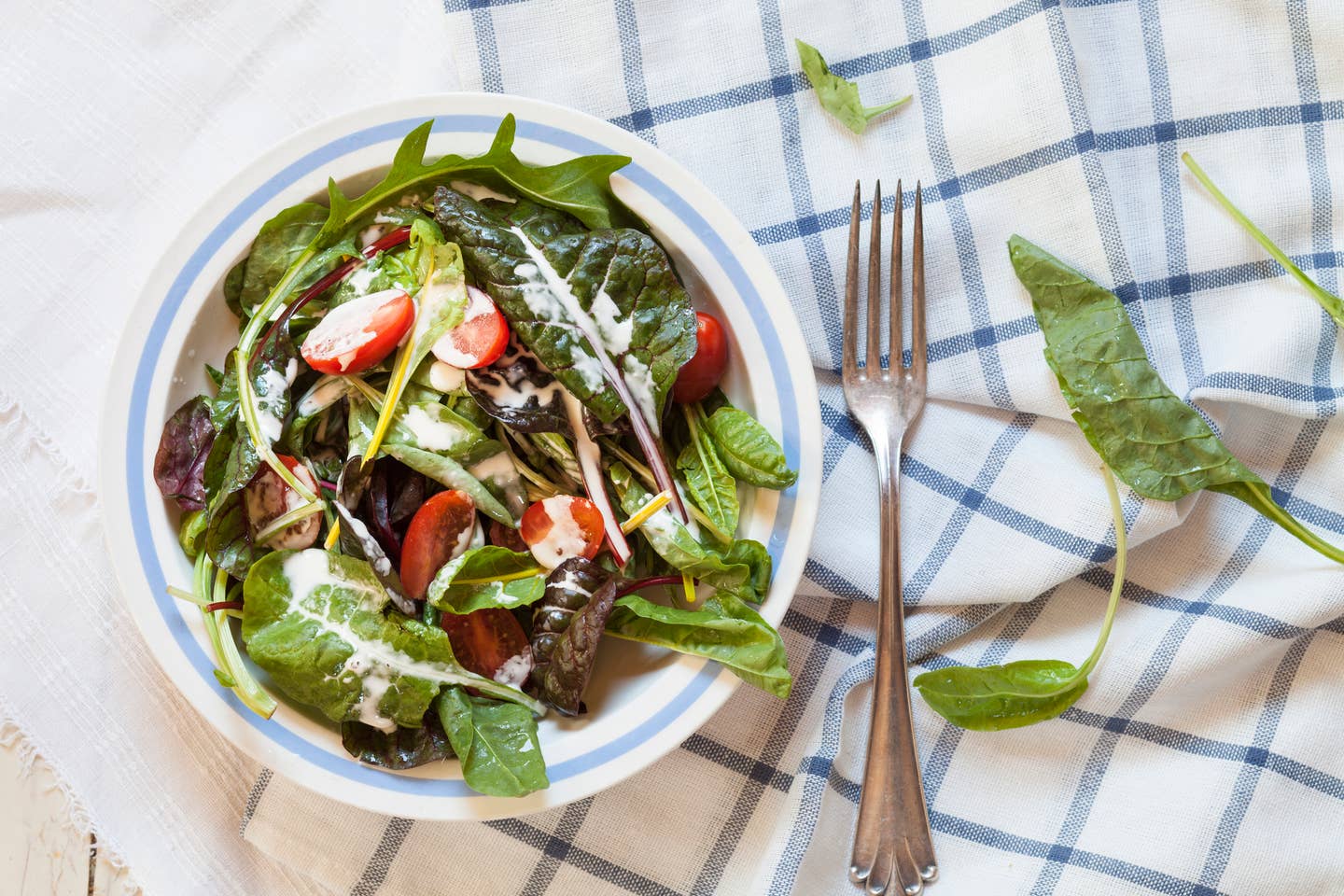 Mixed green salad with yoghurt sauce