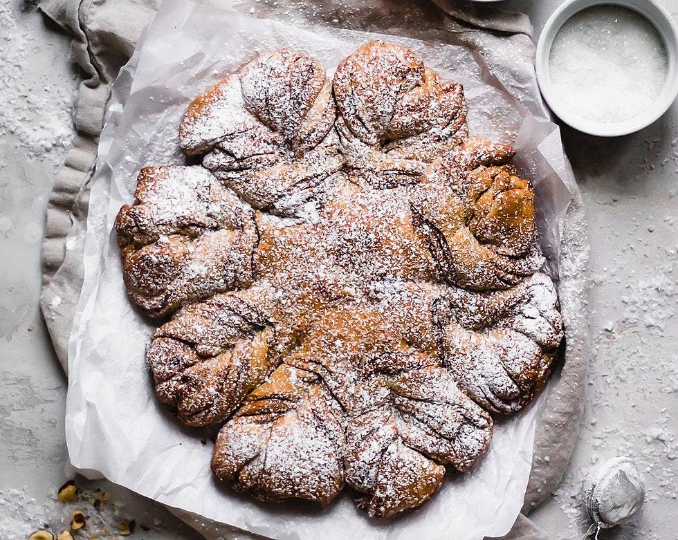 attachment-vegan-chocolate-hazelnut-star-bread_0947-e1605815790663