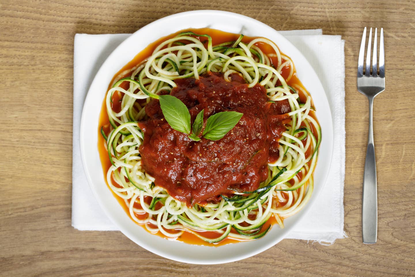 healthy zucchini noodles with tomato sauce